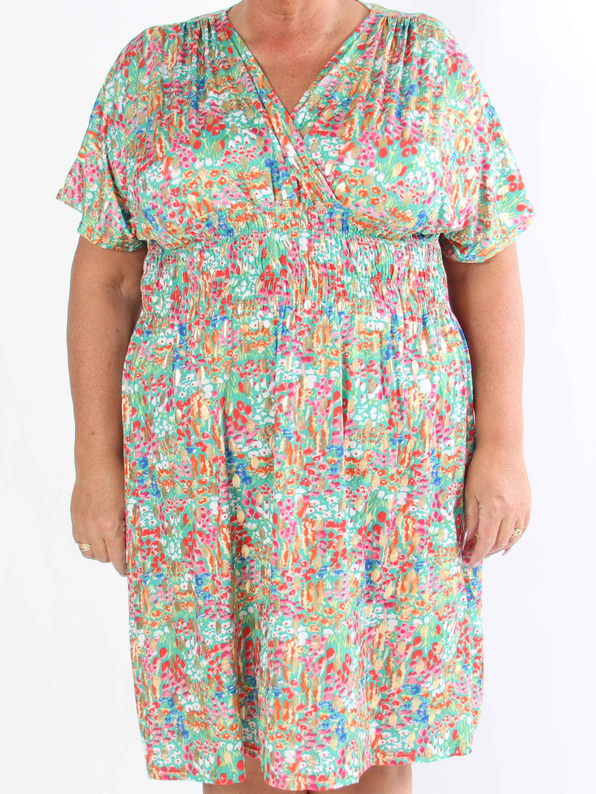 Pams Multi Flower Short - Klänning i plus size med blommönster och gulddetaljer
